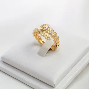 ANEL COBRA CRAVEJADA COM ZIRCÔNIAS CRISTAIS BANHO OURO 18K