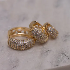 BRINCO ARGOLA M CRAVEJADA COM ZIRCÔNIAS CRISTAIS BANHO OURO 18K