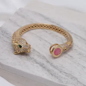 BRACELETE TIGRE COM ZIRCÔNIAS E PEDRA ROSA BANHO OURO 18K