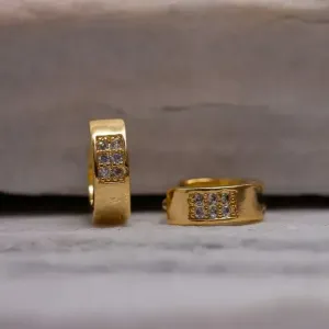 BRINCO ARGOLA CRAVEJADA COM ZIRCÔNIAS CRISTAIS PP BANHO OURO 18K