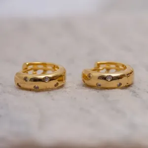 BRINCO ARGOLA PONTOS DE ZIRCÔNIAS CRISTAIS P BANHO OURO 18K