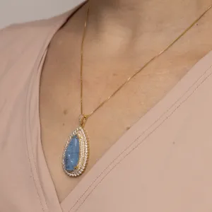 COLAR GOTA CRAVEJADA COM ZIRCÔNIAS CRISTAIS E PEDRA AZUL CLARO G BANHO OURO 18K