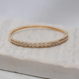 BRACELETE ABAULADO CRAVEJADO COM ZIRCÔNIAS CRISTAIS BANHO OURO 18K