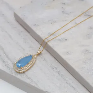 COLAR GOTA CRAVEJADA COM ZIRCÔNIAS CRISTAIS E PEDRA AZUL CLARO G BANHO OURO 18K