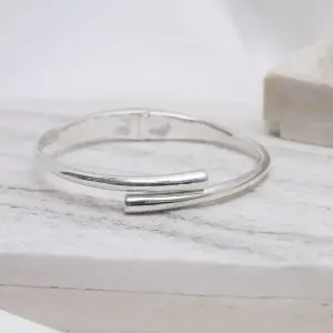 BRACELETE LISO FINO REGULÁVEL BANHO PRATA