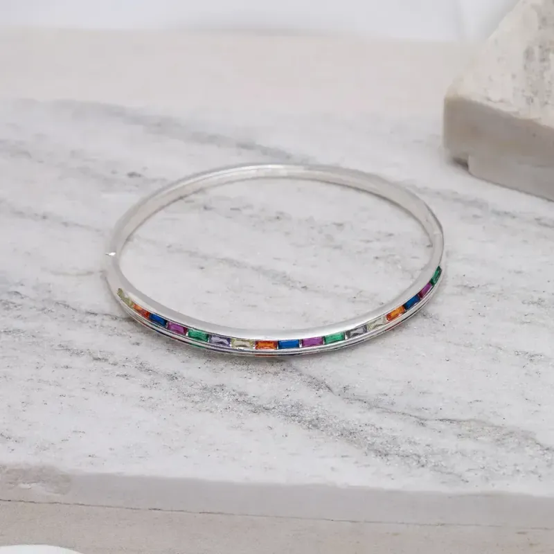 BRACELETE ABAULADO CRAVEJADO COM ZIRCÔNIAS COLORIDAS BANHO PRATA