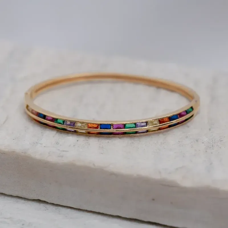 BRACELETE ABAULADO CRAVEJADO COM ZIRCÔNIAS COLORIDAS BANHO OURO 18K