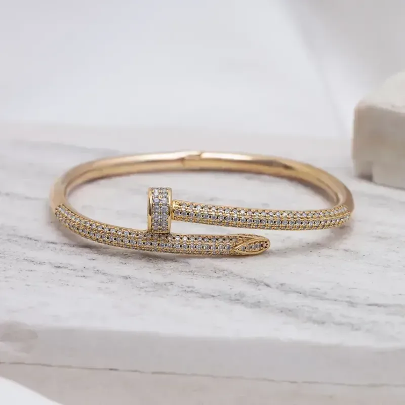 BRACELETE PREGO CRAVEJADO COM ZIRCÔNIAS CRISTAIS BANHO OURO 18K