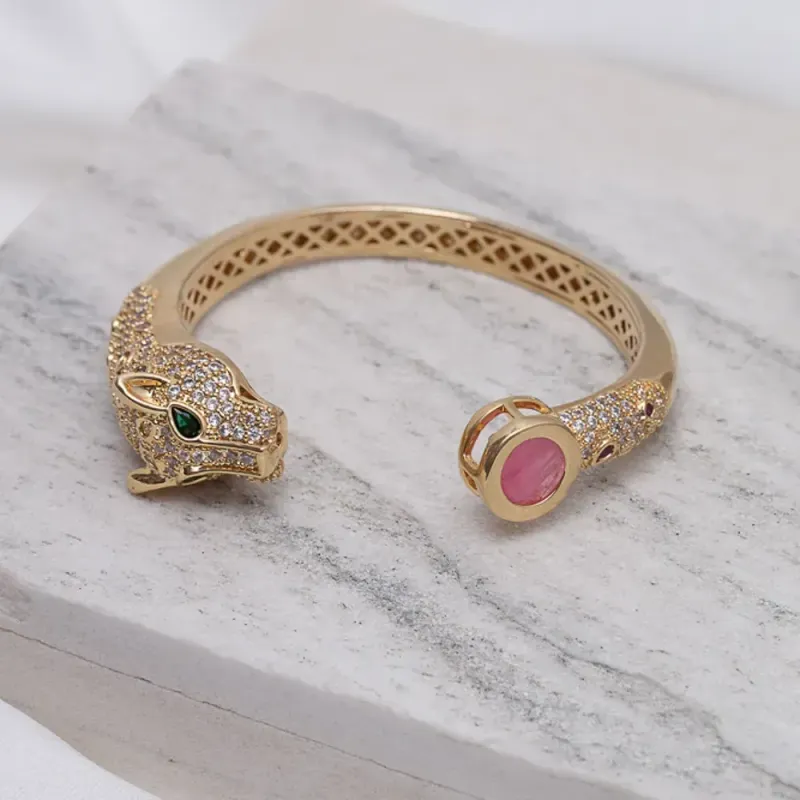 BRACELETE TIGRE COM ZIRCÔNIAS E PEDRA ROSA BANHO OURO 18K