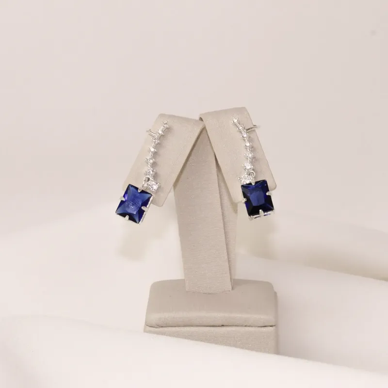 BRINCO EAR CUFF COM ZIRCÔNIAS CRISTAIS E PEDRA AZUL ESCURO BANHO PRATA