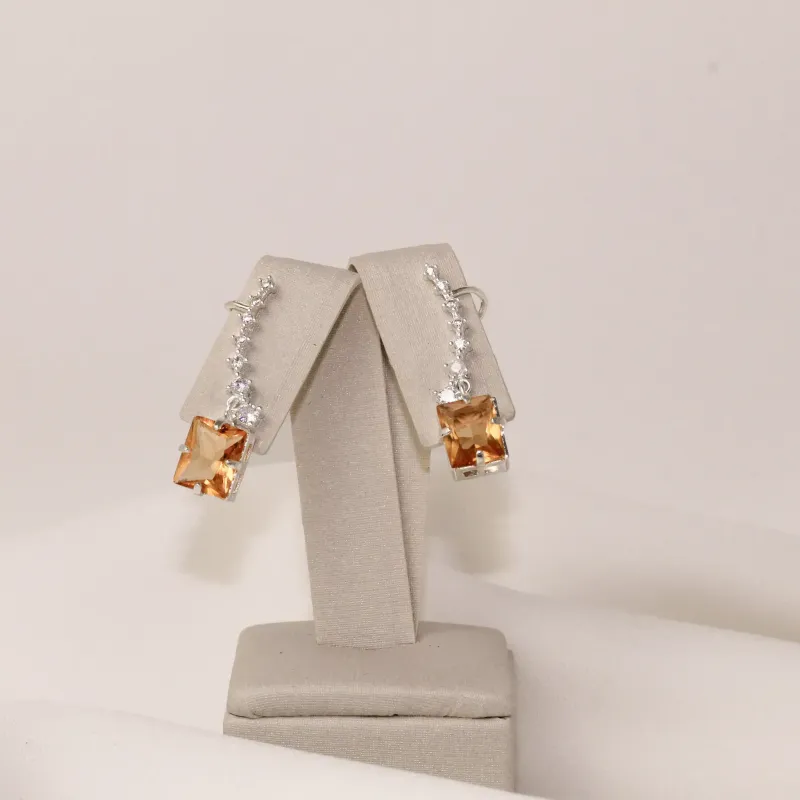 BRINCO EAR CUFF COM ZIRCÔNIAS CRISTAIS E PEDRA LARANJADA BANHO PRATA