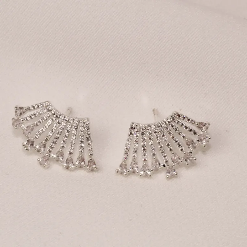 BRINCO EAR CUFF CRAVEJADO COM ZIRCÔNIAS CRISTAIS BANHO PRATA