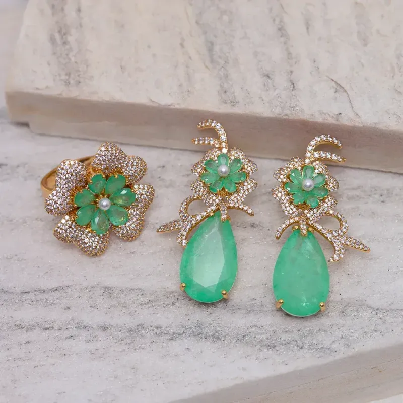 CONJUNTO FLOR CRAVEJADO COM ZIRCÔNIAS CRISTAIS E GOTA VERDE TIFFANY BANHO OURO 18K