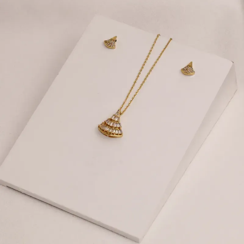 CONJUNTO LEQUE COM ZIRCÔNIAS CRISTAIS BANHO OURO 18K