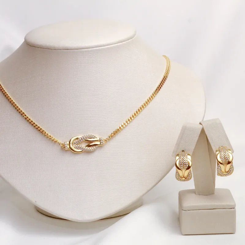 CONJUNTO NÓ LUXO FINO CRAVEJADO COM ZIRCÔNIAS CRISTAIS BANHO OURO 18K