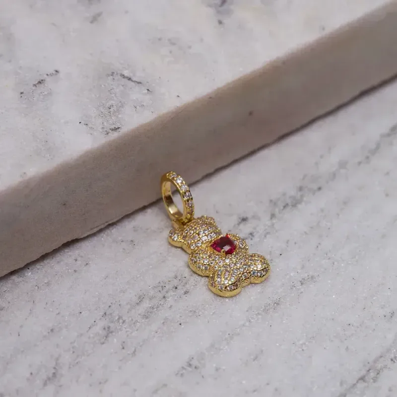 PINGENTE URSINHO COM ZIRCÔNIAS CRISTAIS E RUBI BANHO OURO 18K