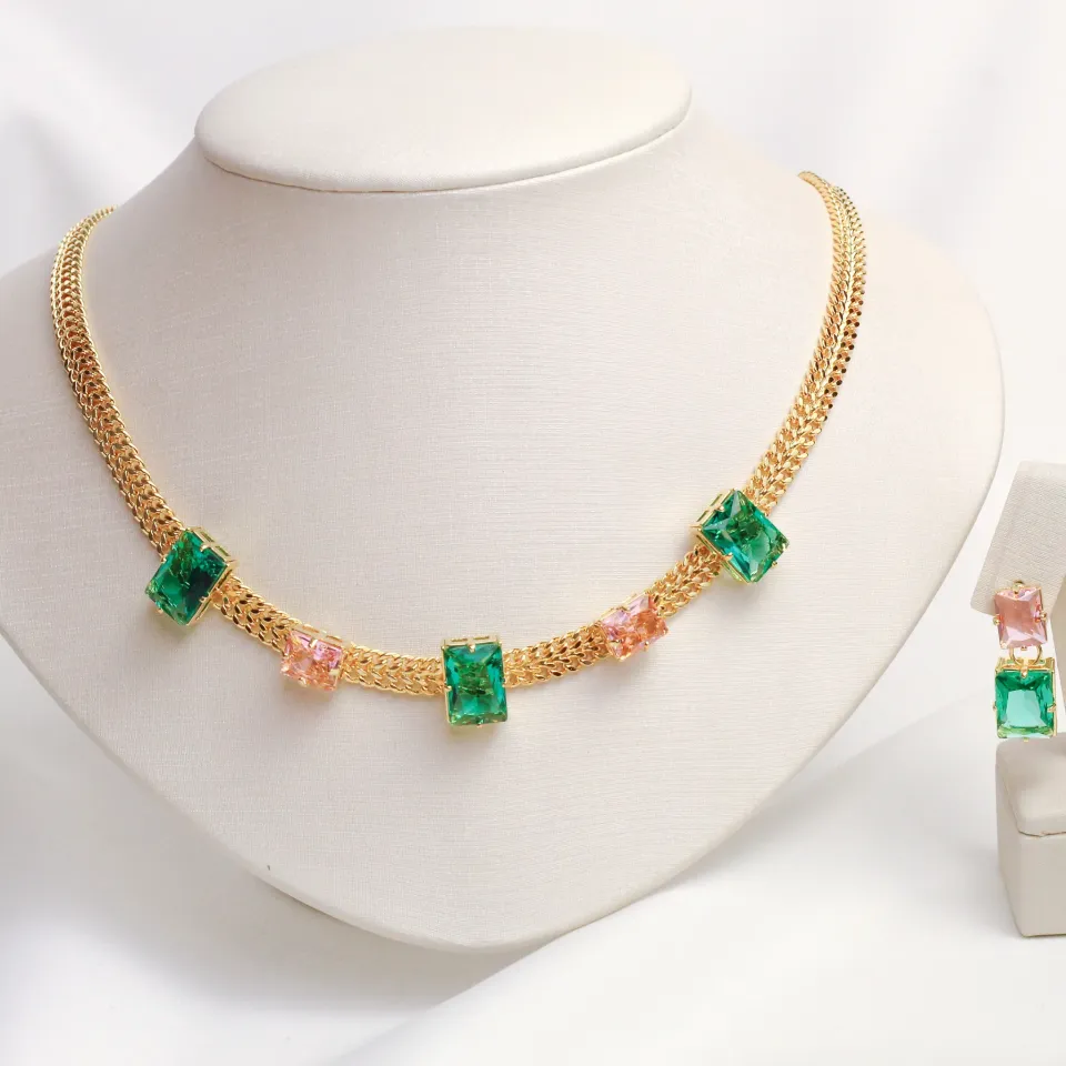 CONJUNTO CORRENTE LACRAIA COM PEDRAS VERDE E ROSA CLARO BANHO OURO 18K