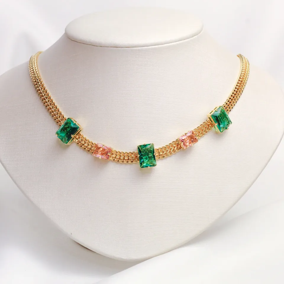 CONJUNTO CORRENTE LACRAIA COM PEDRAS VERDE E ROSA CLARO BANHO OURO 18K