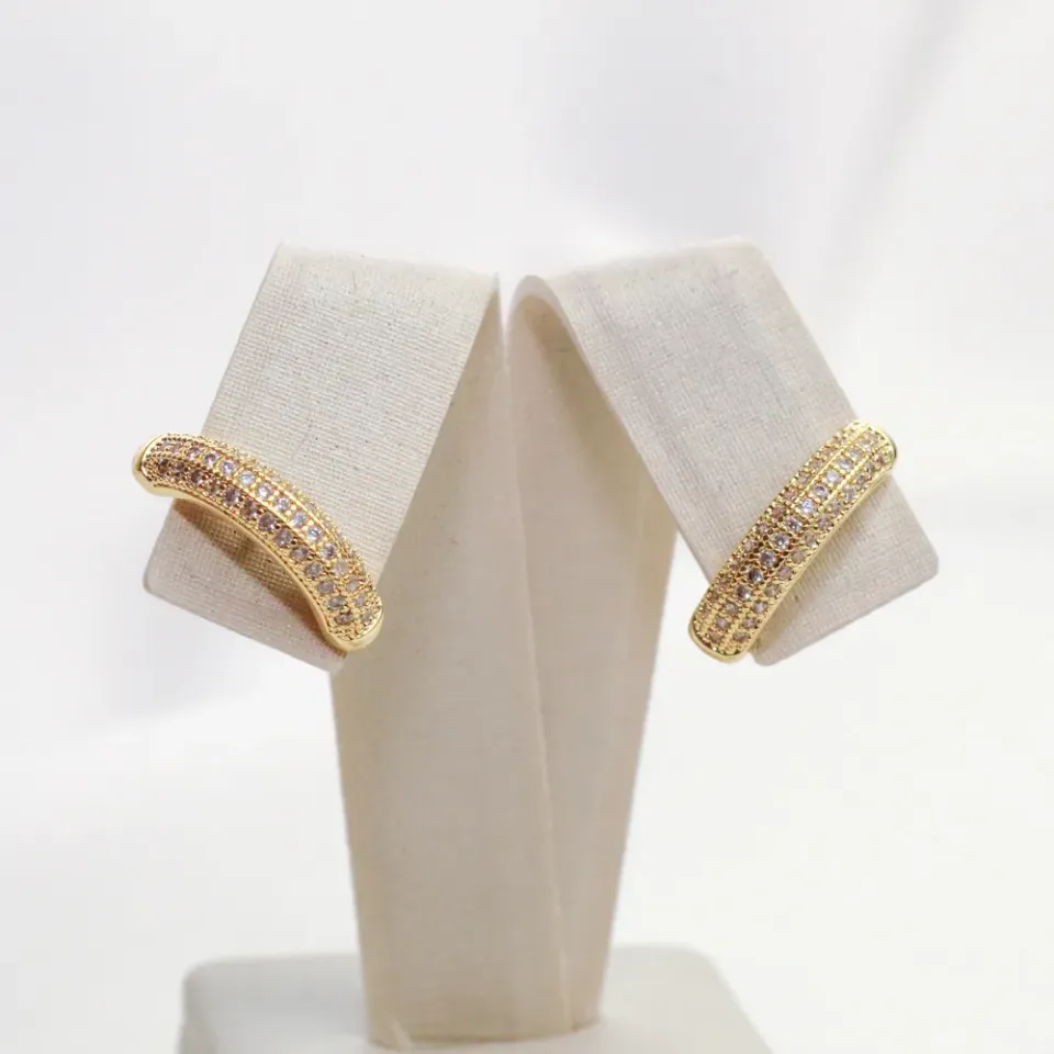 BRINCO EAR CUFF CRAVEJADO COM ZIRCÔNIAS CRISTAIS BANHO OURO 18K