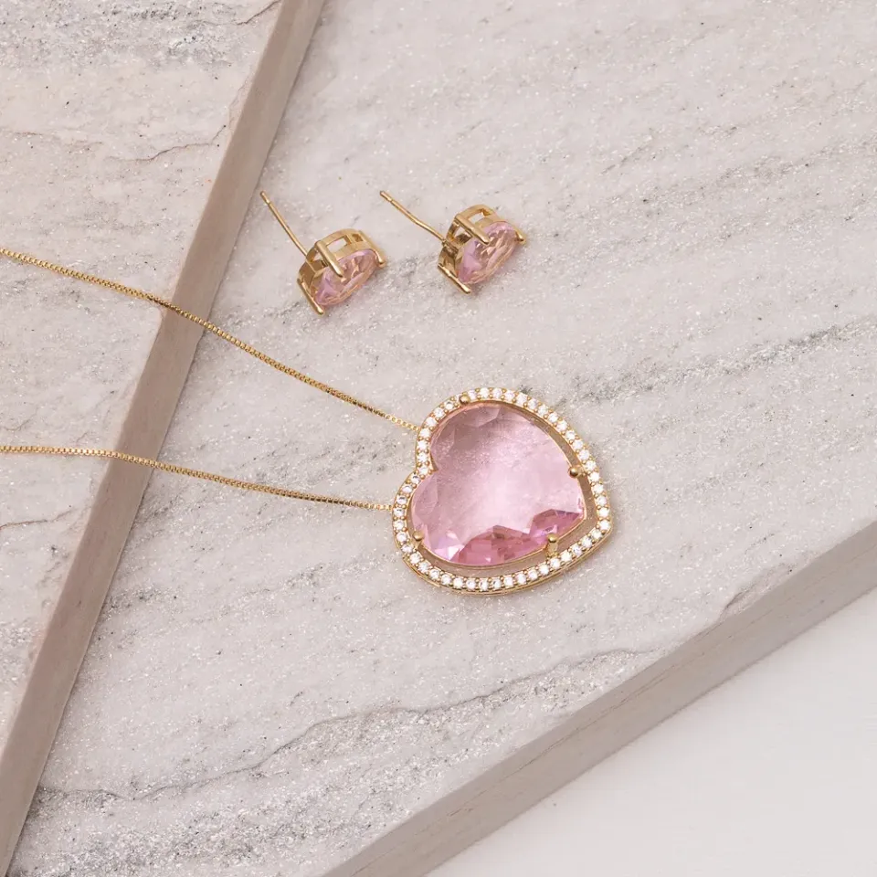 CONJUNTO CORAÇÃO COM PEDRA ROSA CLARO BANHO OURO 18K