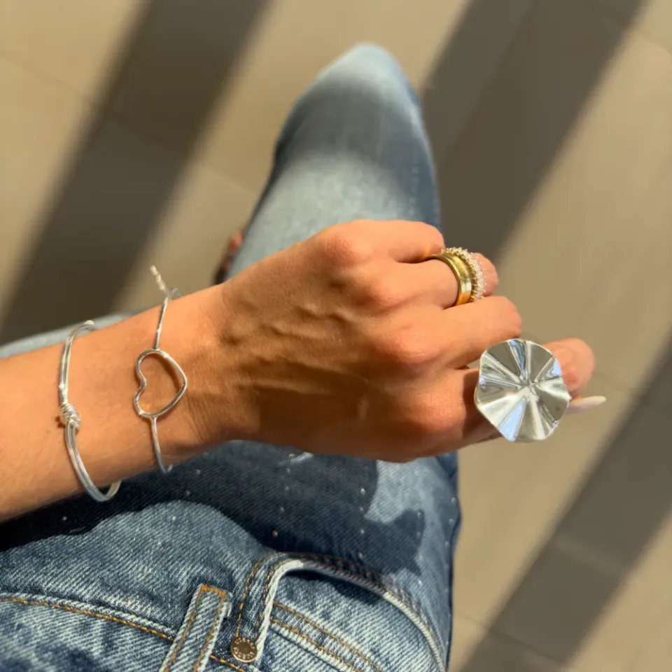 BRACELETE LISO COM CORAÇÃO GRANDE  BANHO PRATA