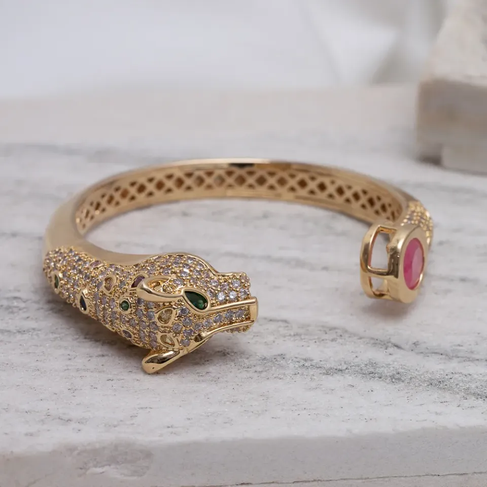 BRACELETE TIGRE COM ZIRCÔNIAS E PEDRA ROSA BANHO OURO 18K