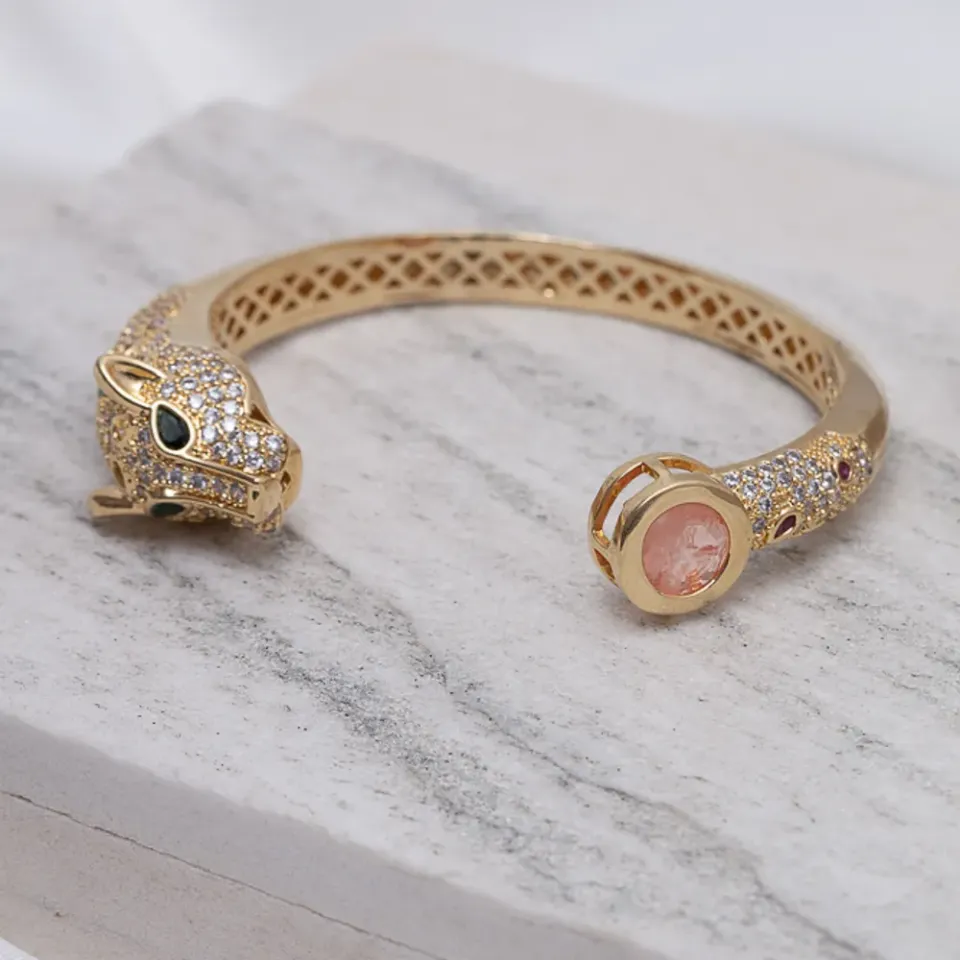 BRACELETE TIGRE COM ZIRCÔNIAS E PEDRA SALMÃO BANHO OURO 18K