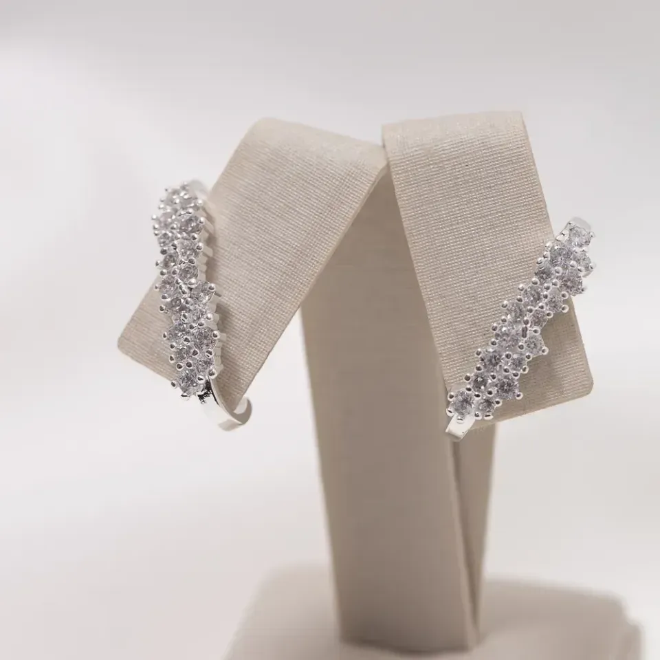 BRINCO EAR CUFF ANA CRAVEJADO COM ZIRCÔNIAS CRISTAIS BANHO PRATA