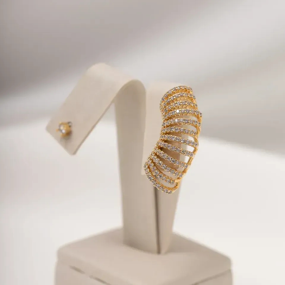 BRINCO EAR CUFF CRAVEJADO COM ZIRCÔNIAS E PONTO DE LUZ CRISTAL BANHO OURO 18K