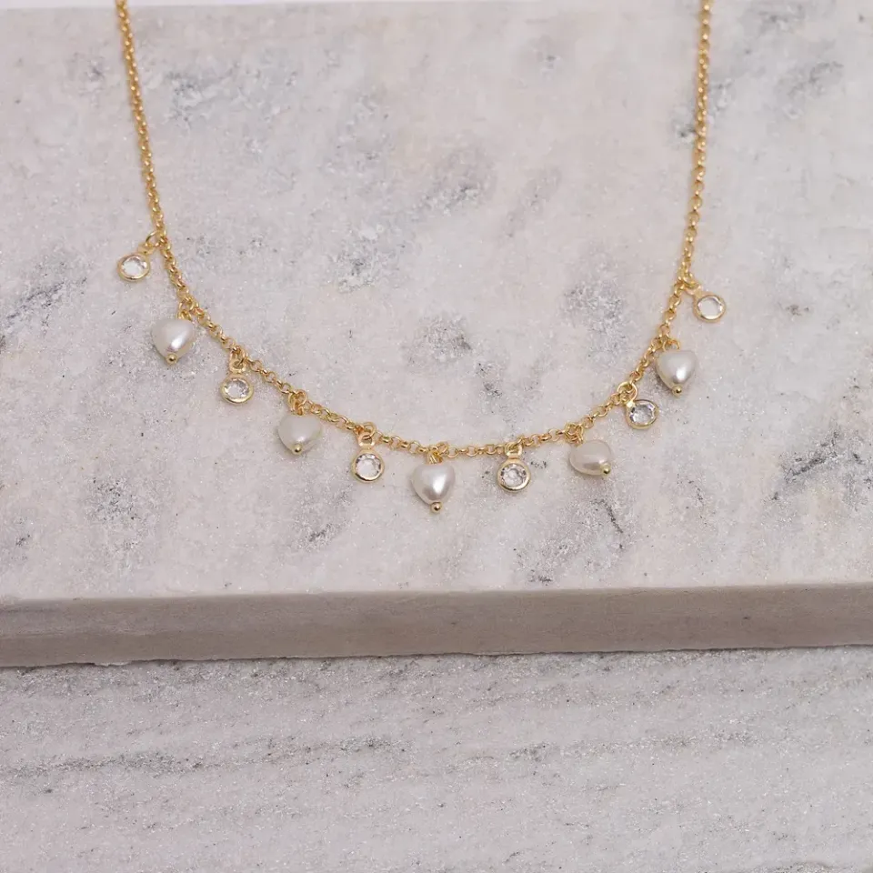 CHOKER CORAÇÃO EM PÉROLA E ZIRCÔNIAS BANHA OURO 18K