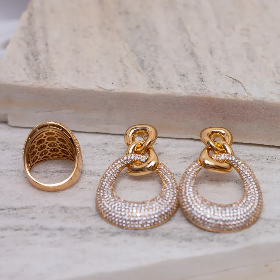 CONJUNTO BRINCO E ANEL CRAVEJADOS COM ZIRCÔNIAS CRISTAIS BANHO OURO 18K