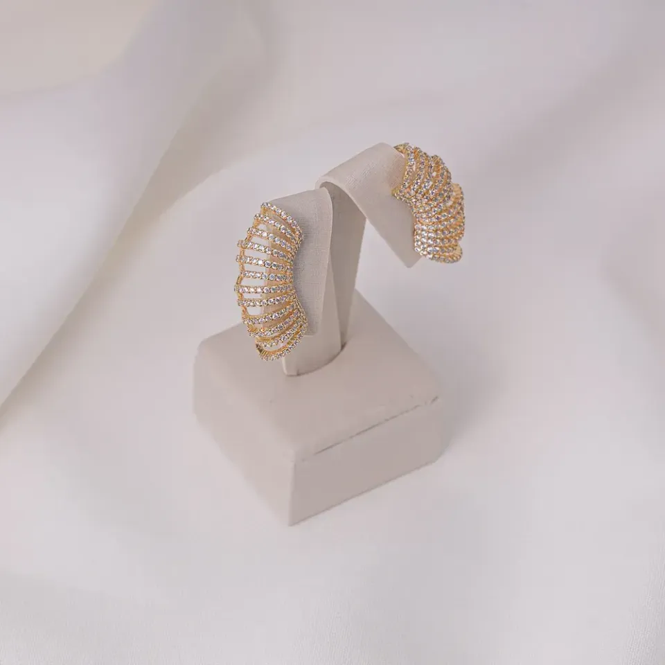 BRINCO EAR CUFF CRAVEJADO COM ZIRCÔNIAS CRISTAIS BANHO OURO 18K