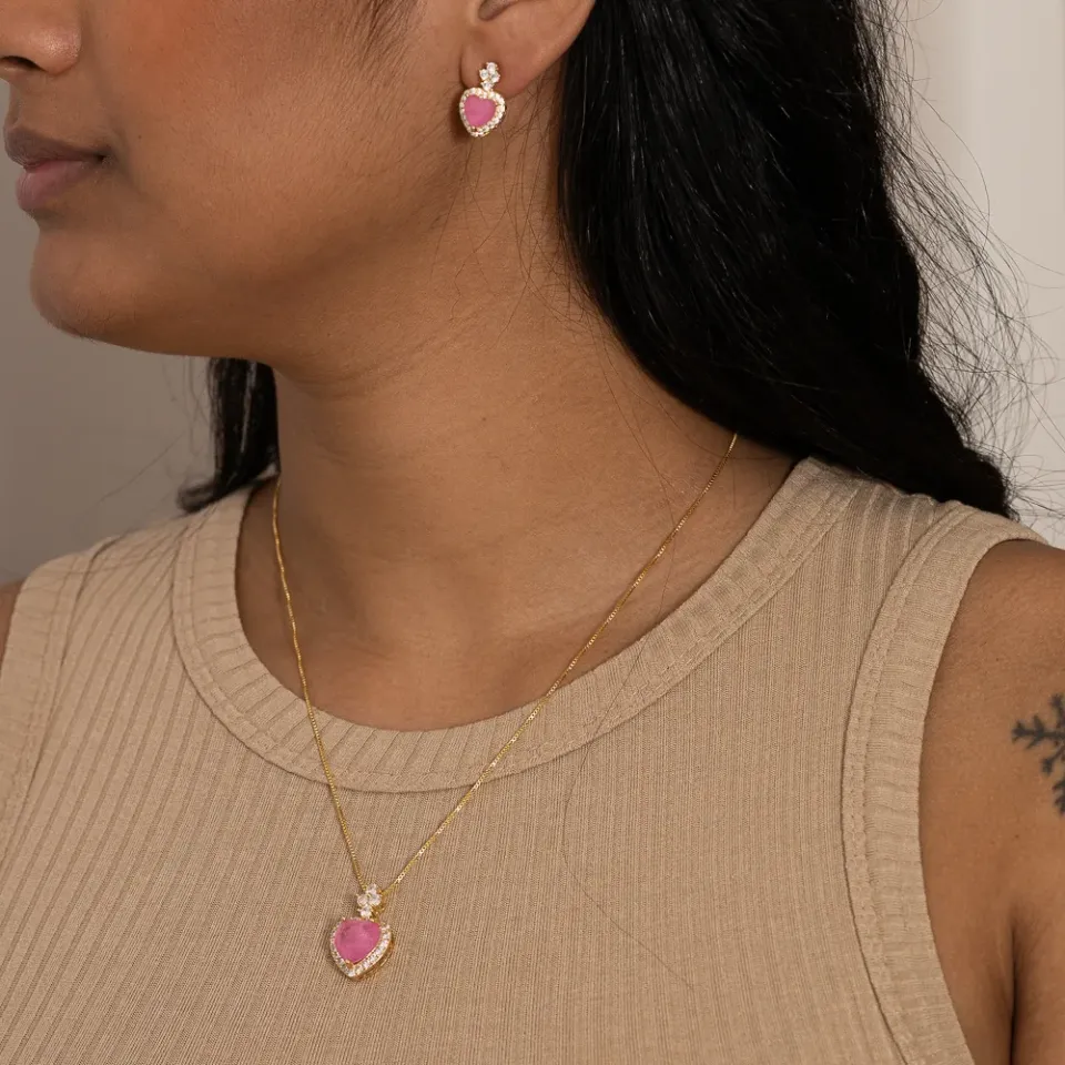 CONJUNTO CORAÇÃO COM PEDRA ZIRCÔNIA PINK BANHO OURO 18K