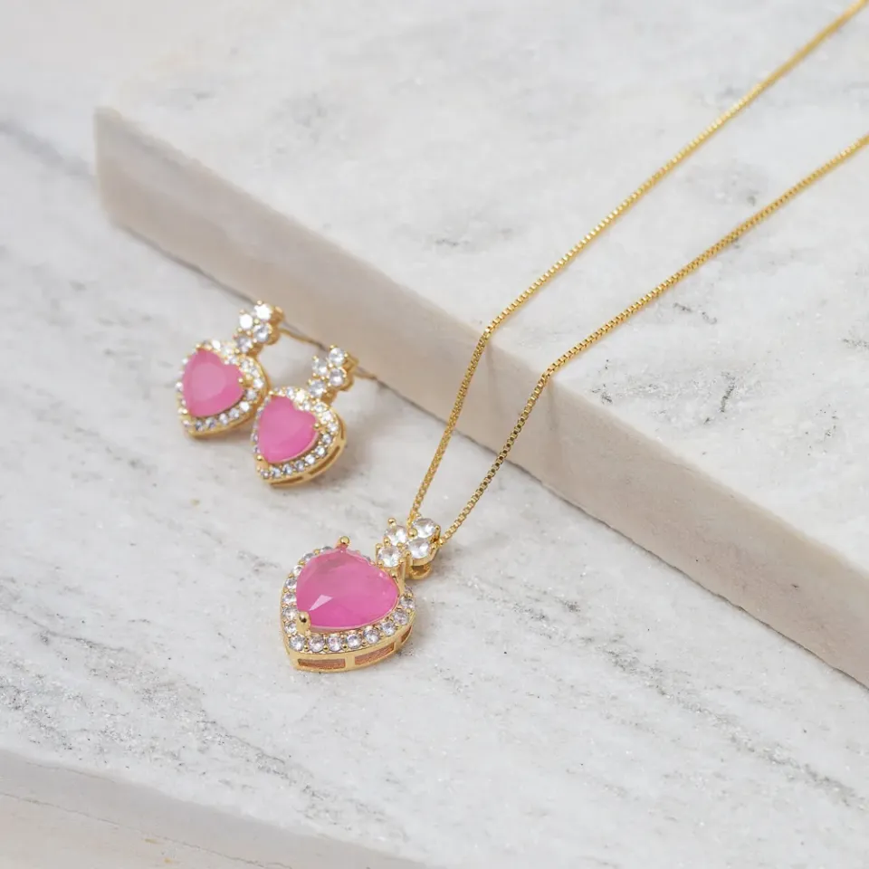 CONJUNTO CORAÇÃO COM PEDRA ZIRCÔNIA PINK BANHO OURO 18K