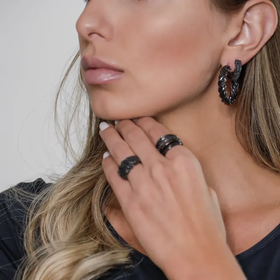 CONJUNTO BRINCO, PULSEIRA E ANEL CRAVEJADOS COM ZIRCÔNIAS NEGRAS BANHO RÓDIO NEGRO