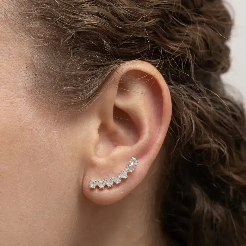 BRINCO EAR CUFF CORAÇÃO COM ZIRCÔNIAS CRISTAIS BANHO PRATA