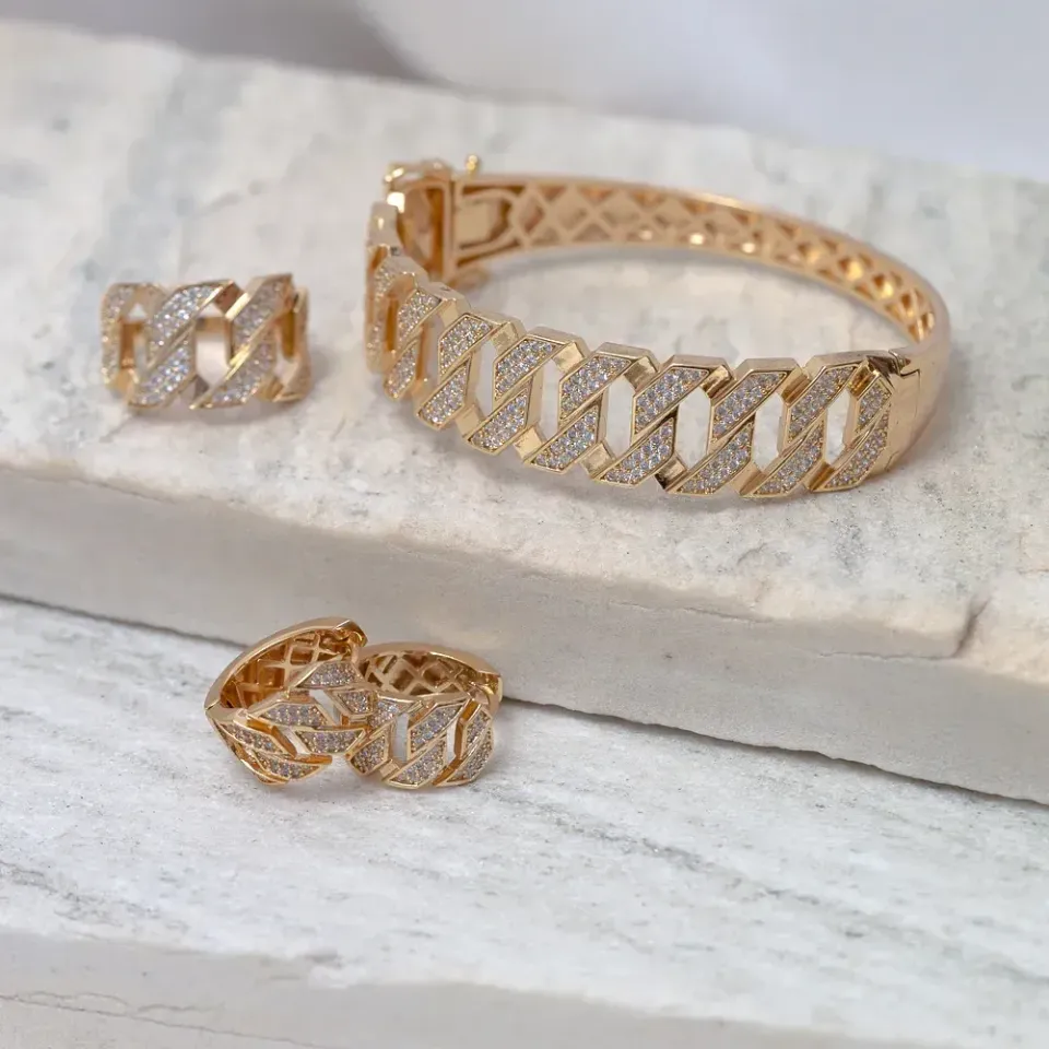 CONJUNTO BRINCO, ANEL E PULSEIRA CRAVEJADOS COM ZIRCÔNIAS BANHO OURO 18K