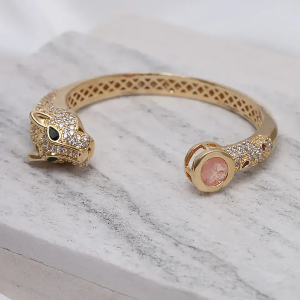 BRACELETE TIGRE COM ZIRCÔNIAS E PEDRA SALMÃO BANHO OURO 18K