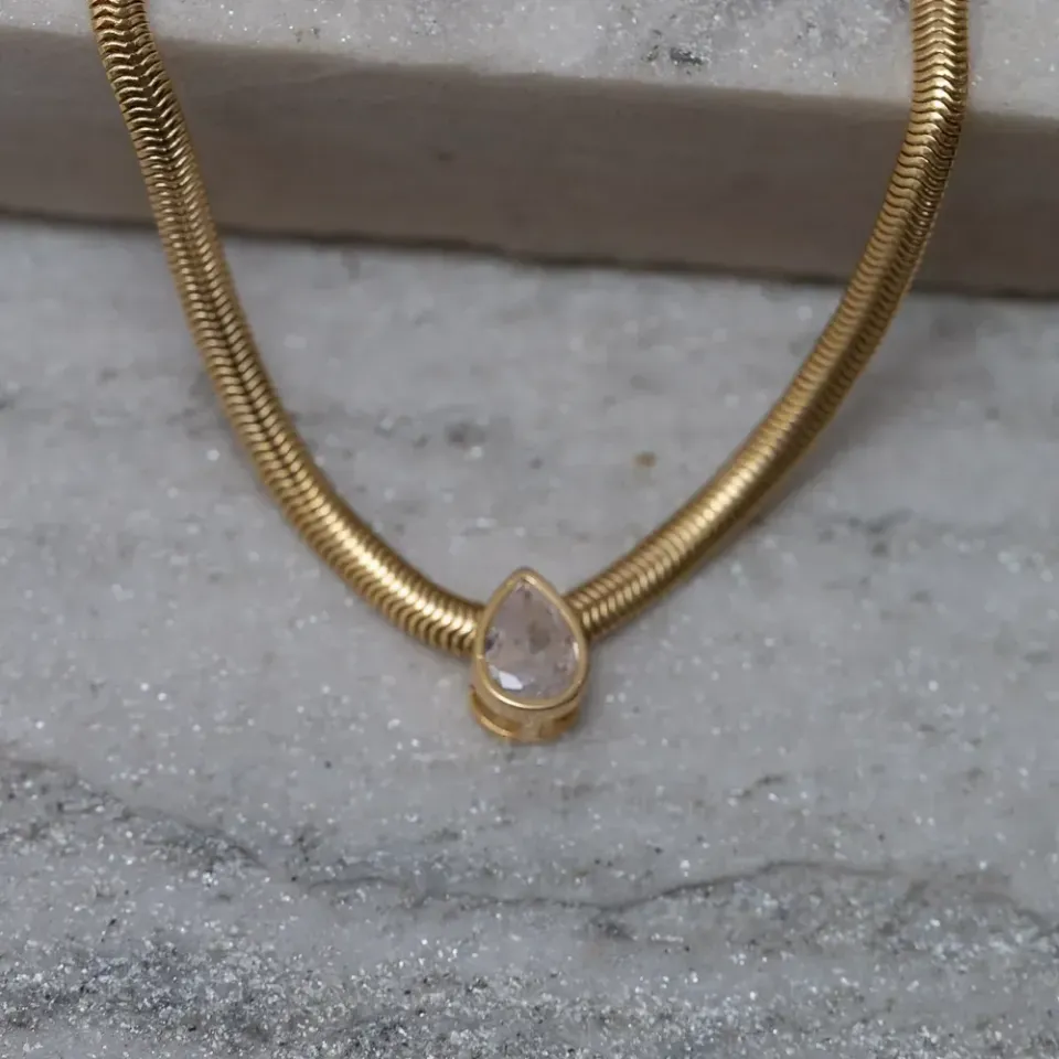 CHOKER MALHA ALEMÃ COM GOTA CRISTAL BANHO OURO 18K