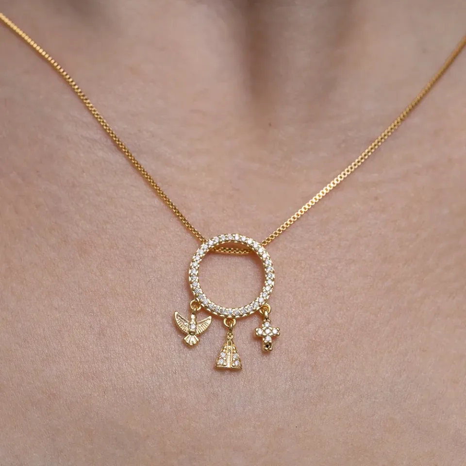 COLAR COM PINGENTES NOSSA SENHORA, ESPÍRITO SANTO E CRUZ BANHO OURO 18K