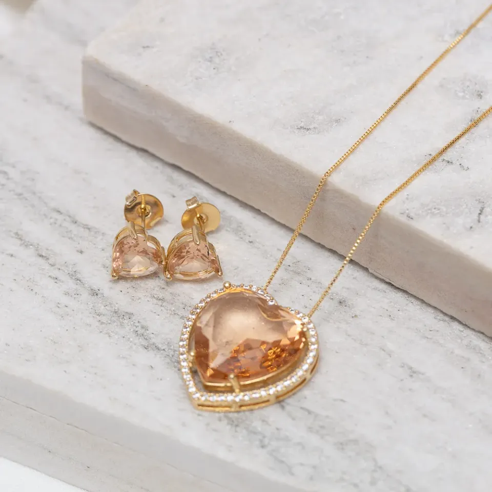 CONJUNTO CORAÇÃO COM PEDRA ROSÉ BANHO OURO 18K