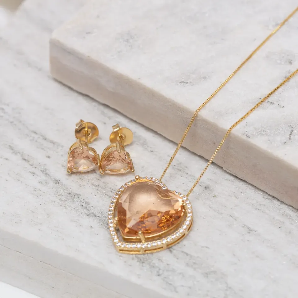 CONJUNTO CORAÇÃO COM PEDRA ROSÉ BANHO OURO 18K